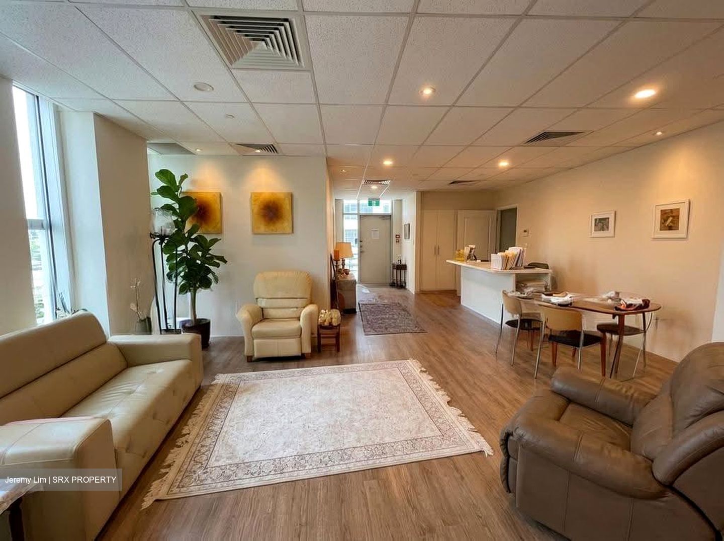Palais Renaissance (D9), Office #632370631